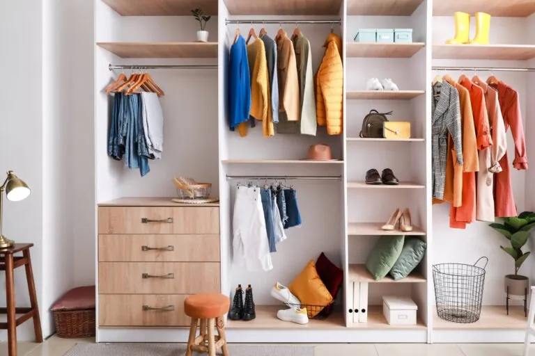 Closet fixture with 4 drawers, 4 hanging rods and 8 shelves